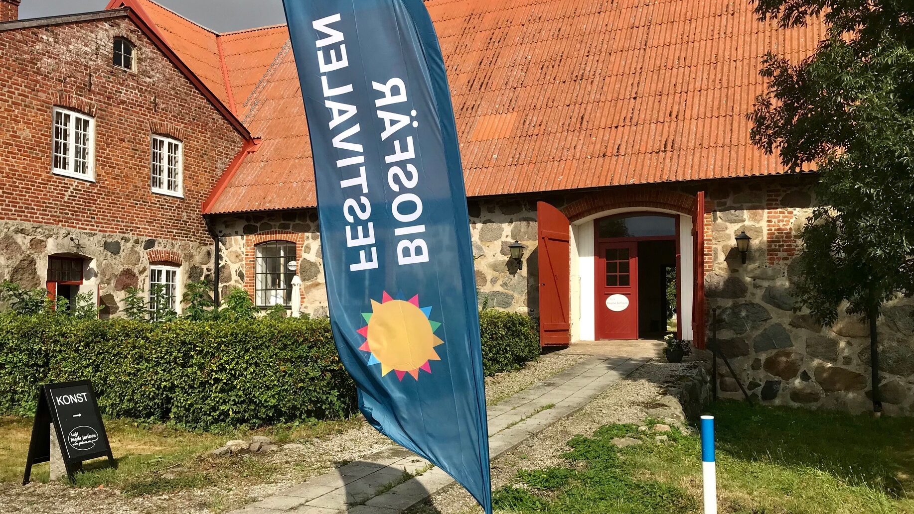 Biosfärfestivalens flagga utanför Ateljé Ingela Jarlsson