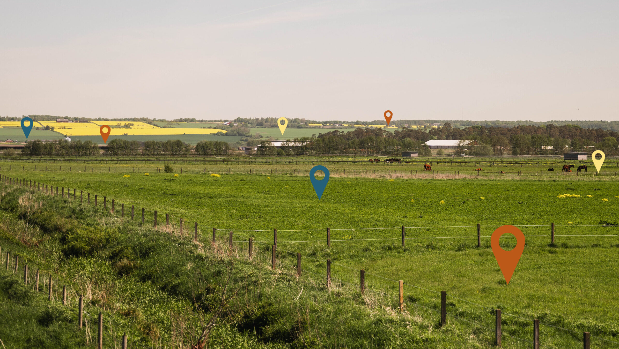 Åkerlandskap med grafiska pins som markerar olika platser i Storkriket.