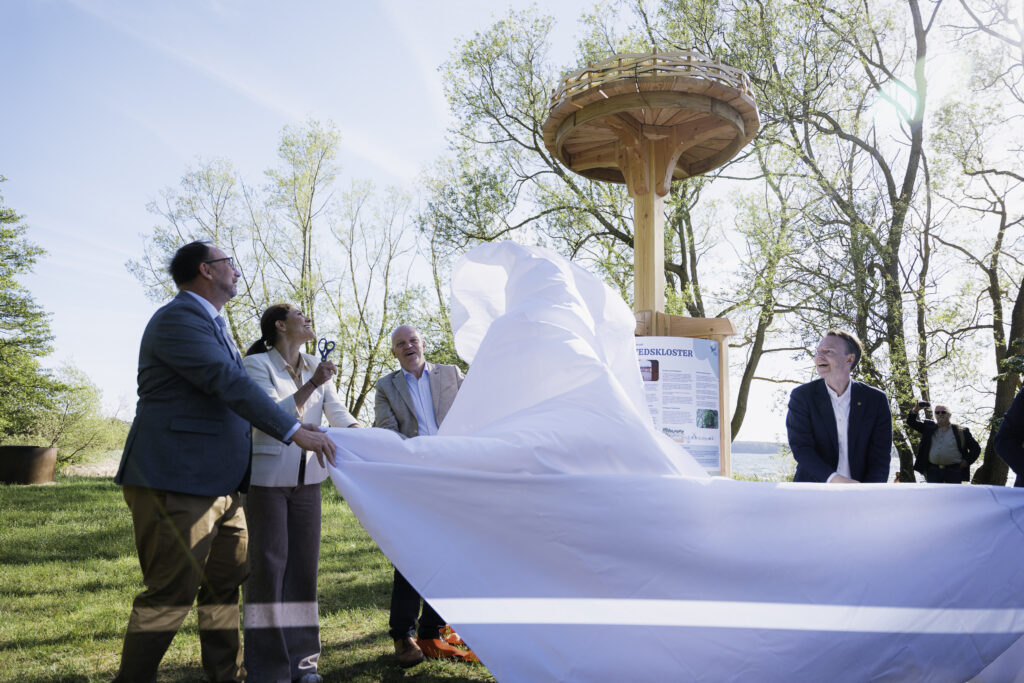 Från vänster: Johan Andersson (S, Eslöv) HKH Kronprinsessan Victoria, Anders Almgren (S, Lund), Peter Danielsson (Skånes Landshövding) - avtäcker storkstolpen.