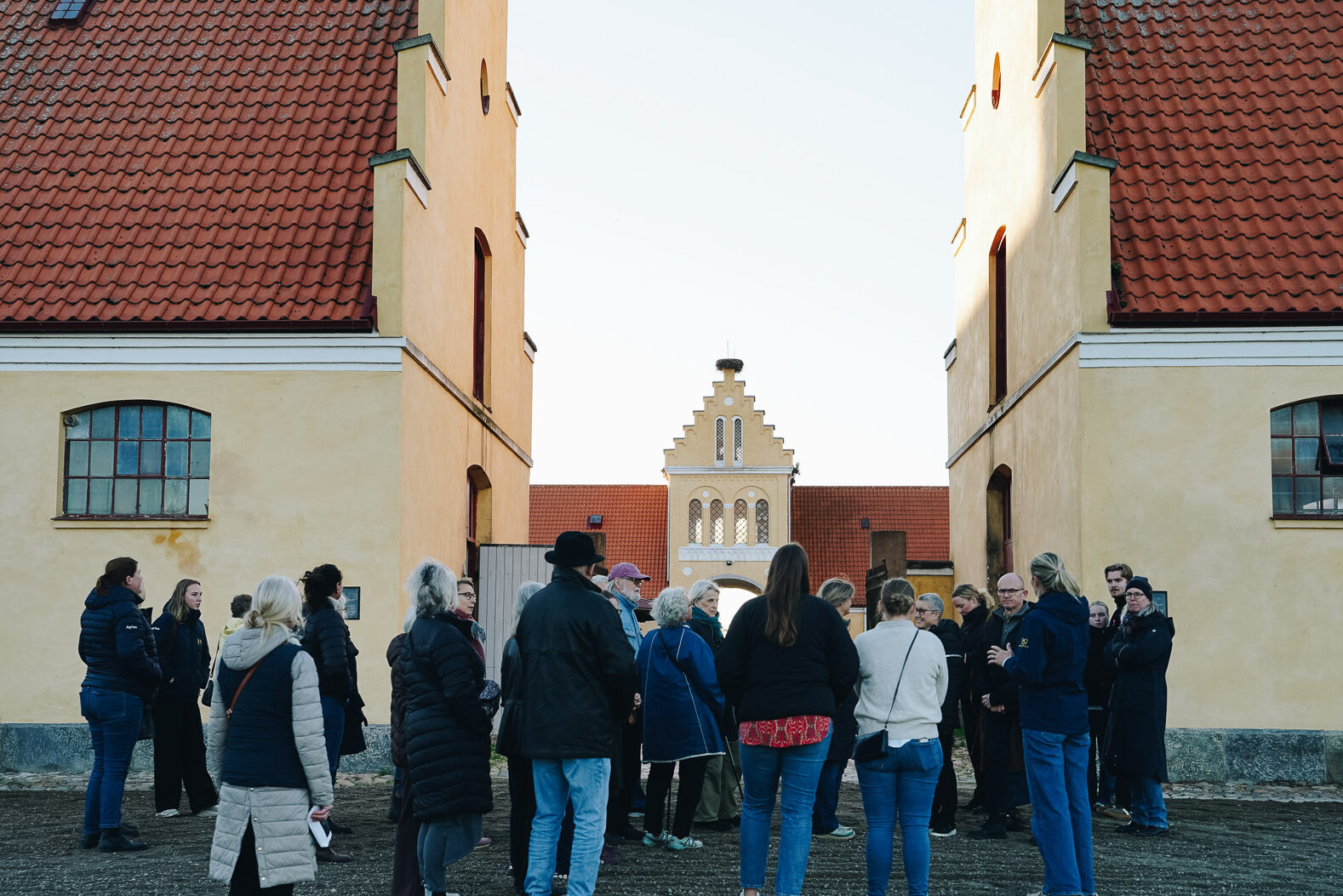 Människor stående framför Flyinge Kungsgård