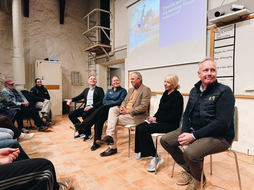 Föreläsare sitter framför presentation på scen. Från vänster: Mårten Holmqvist, Anna-Karin Poussart, Jens Fredricson, Carita Melchert, Jonas Johnson